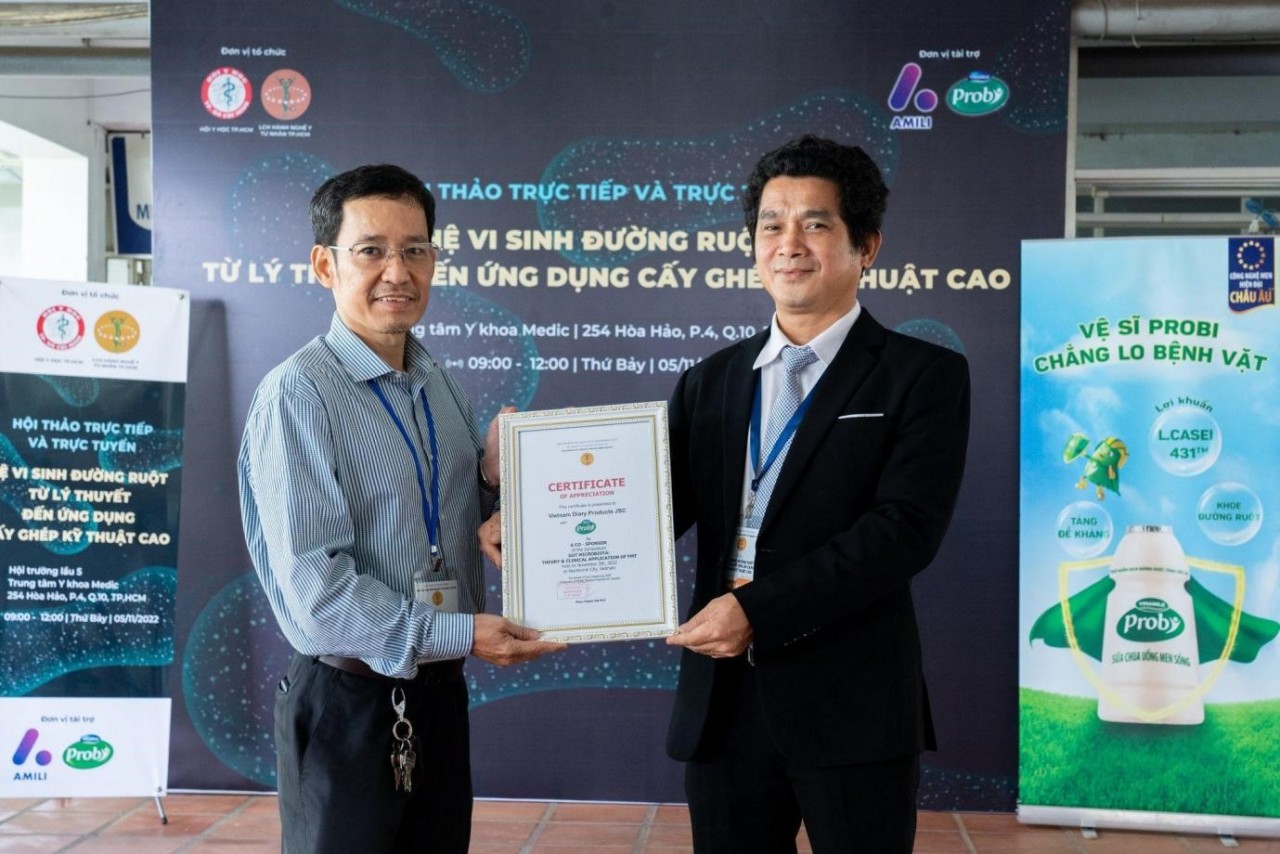 Đại diện Công ty Vinamilk (với nhãn hàng Probi), bác sĩ Nguyễn Vũ Linh nhận Thư cảm ơn tài trợ của Liên chi Hội Hành nghề y tư nhân TP.HCM - Ảnh: HỮU HẠNH 