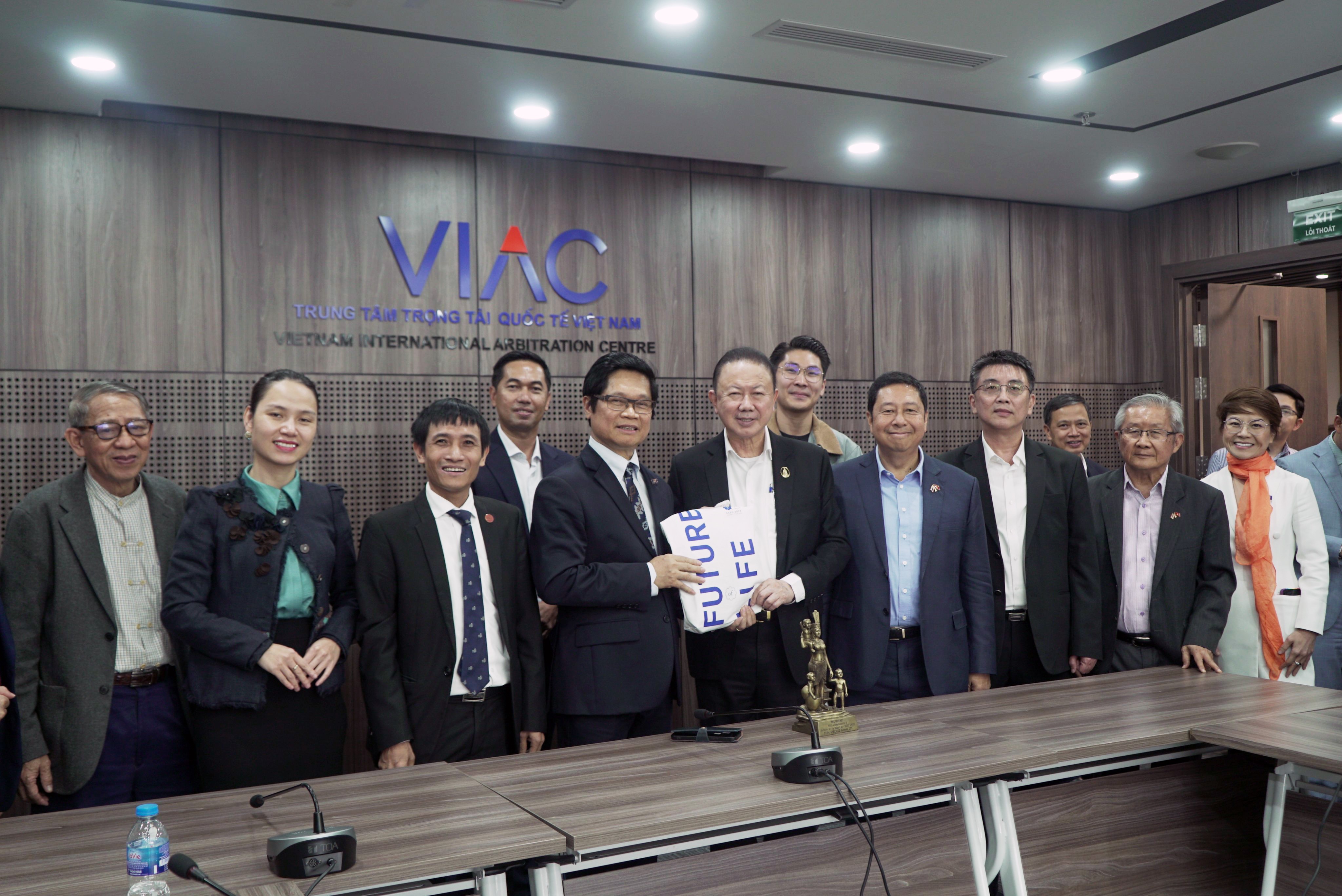 Lãnh đạo Hiệp hội Khởi nghiệp quốc gia chụp ảnh lưu niệm cùng đoàn Hội hữu nghị Thái Lan - Việt Nam.