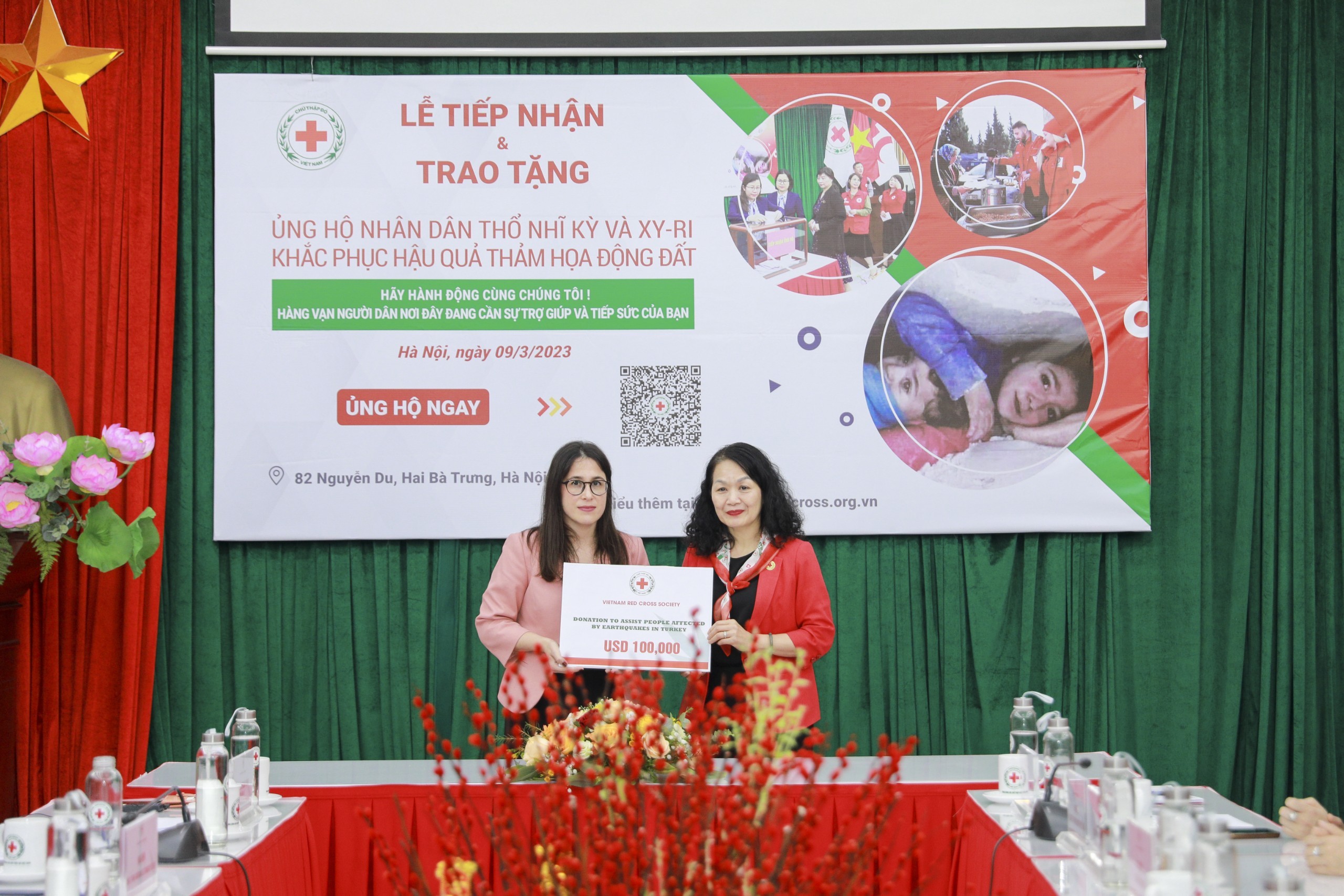 Chủ tịch Hội Chữ thập đỏ Việt Nam Bùi Thị Hòa trao tặng Hội Trăng lưỡi liềm đỏ Thổ Nhĩ Kỳ 100.000 USD.