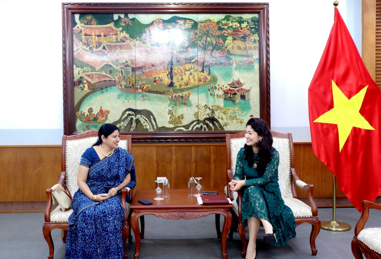 Cục trưởng Cục Hợp tác quốc tế Nguyễn Phương Hòa đã tiếp bà Monica Sharma, Giám đốc Trung tâm Văn hóa Swami Vivekananda, Hà Nội (Ảnh: Cục Hợp tác quốc tế).