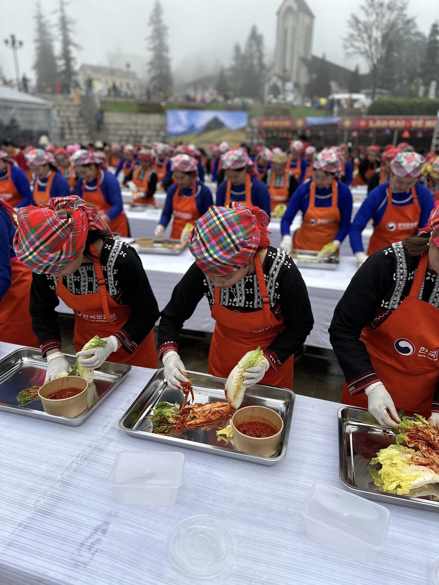 Người dân Sa Pa và du khách trải nghiệm làm kim chi Hàn Quốc