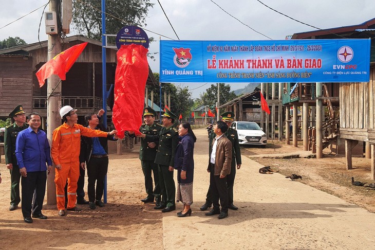 Thắp sáng những nẻo đường biên cương của Tổ quốc