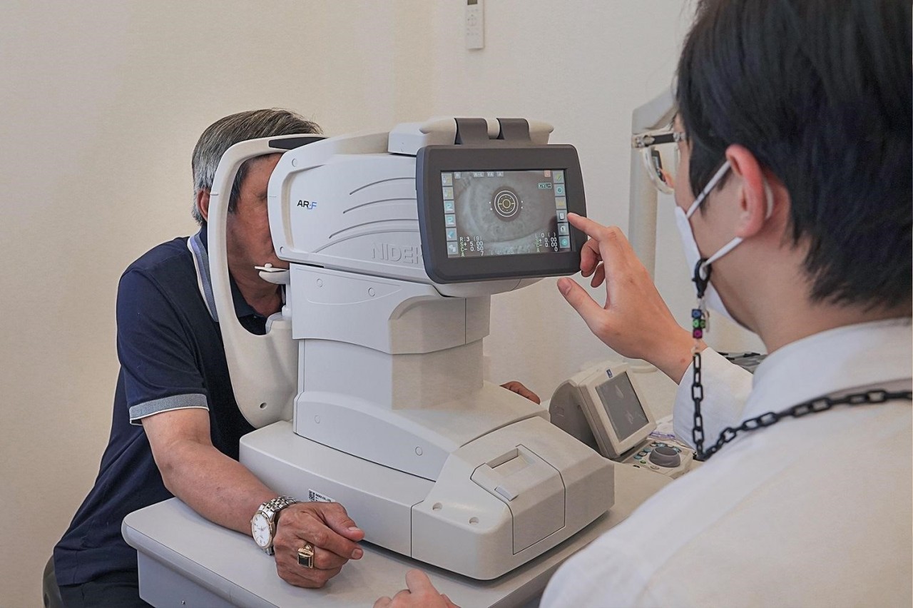 Khách hàng đang đo, cắt kính cận theo tiêu chuẩn quốc tế tại Kính Hải Triều.