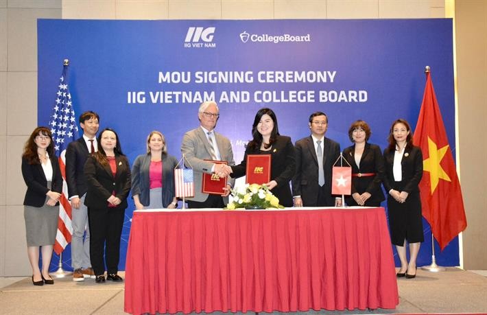 Đại diện tổ Chức Giáo Dục IIG Việt Nam và Tổ Chức College Board (Hoa Kỳ) ký kết hợp tác (Ảnh: Trung tâm Truyền thông giáo dục).
