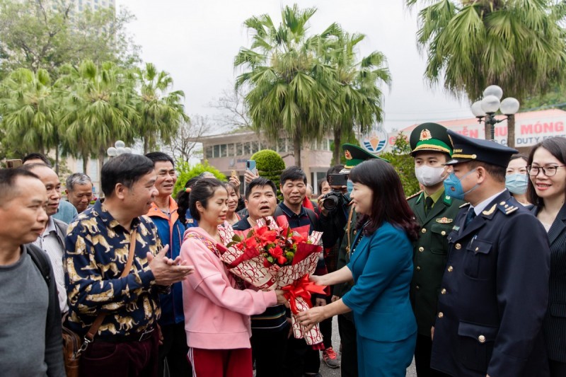 Đón đoàn khách du lịch Trung Quốc đầu tiên qua cửa khẩu Móng Cái | Báo Công Thương