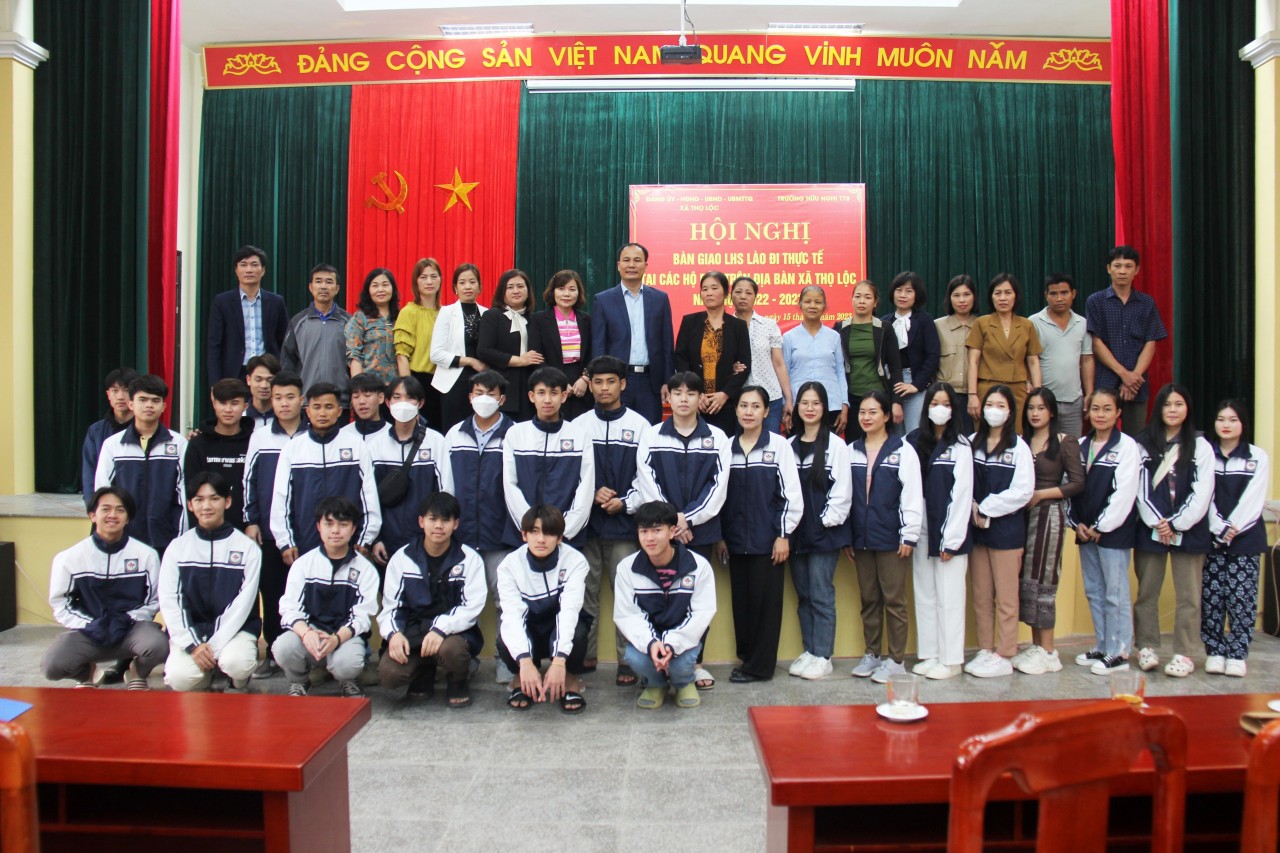 Lưu học sinh Lào "3 cùng" với bố mẹ Việt