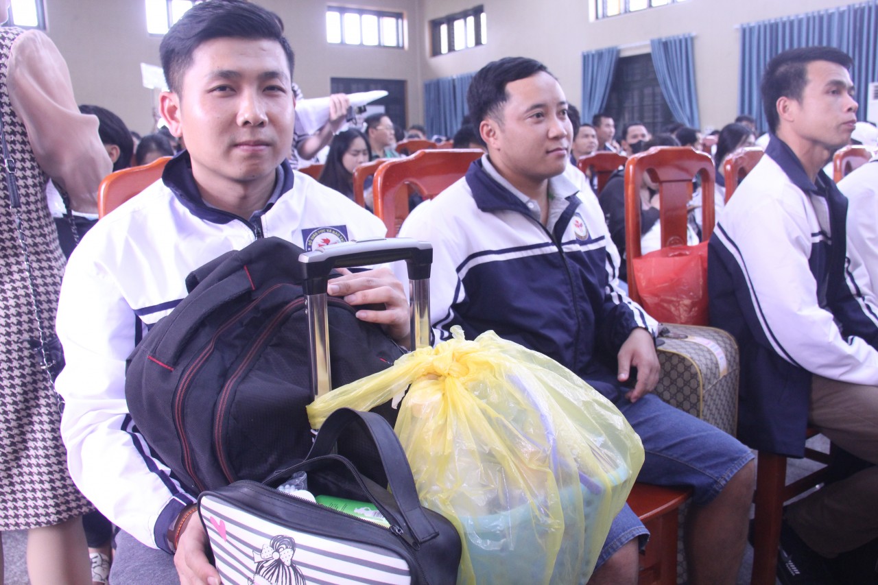 Lưu học sinh Lào "3 cùng" với bố mẹ Việt