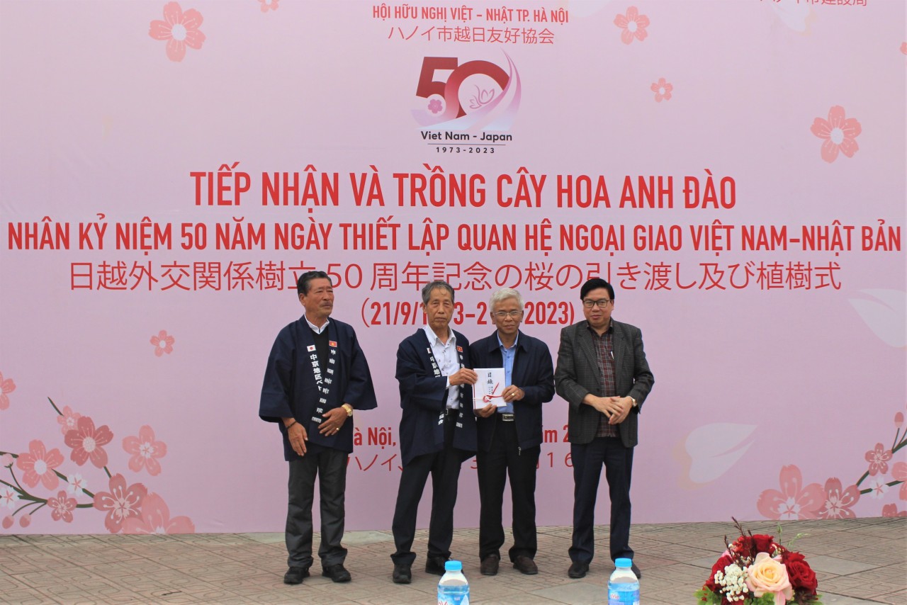 Lãnh đạo Hội hữu nghị Nhật - Việt vùng Chukyo, Nhật Bản trao quyết định dành tặng Thủ đô Hà Nội 110 cây hoa anh đào. 