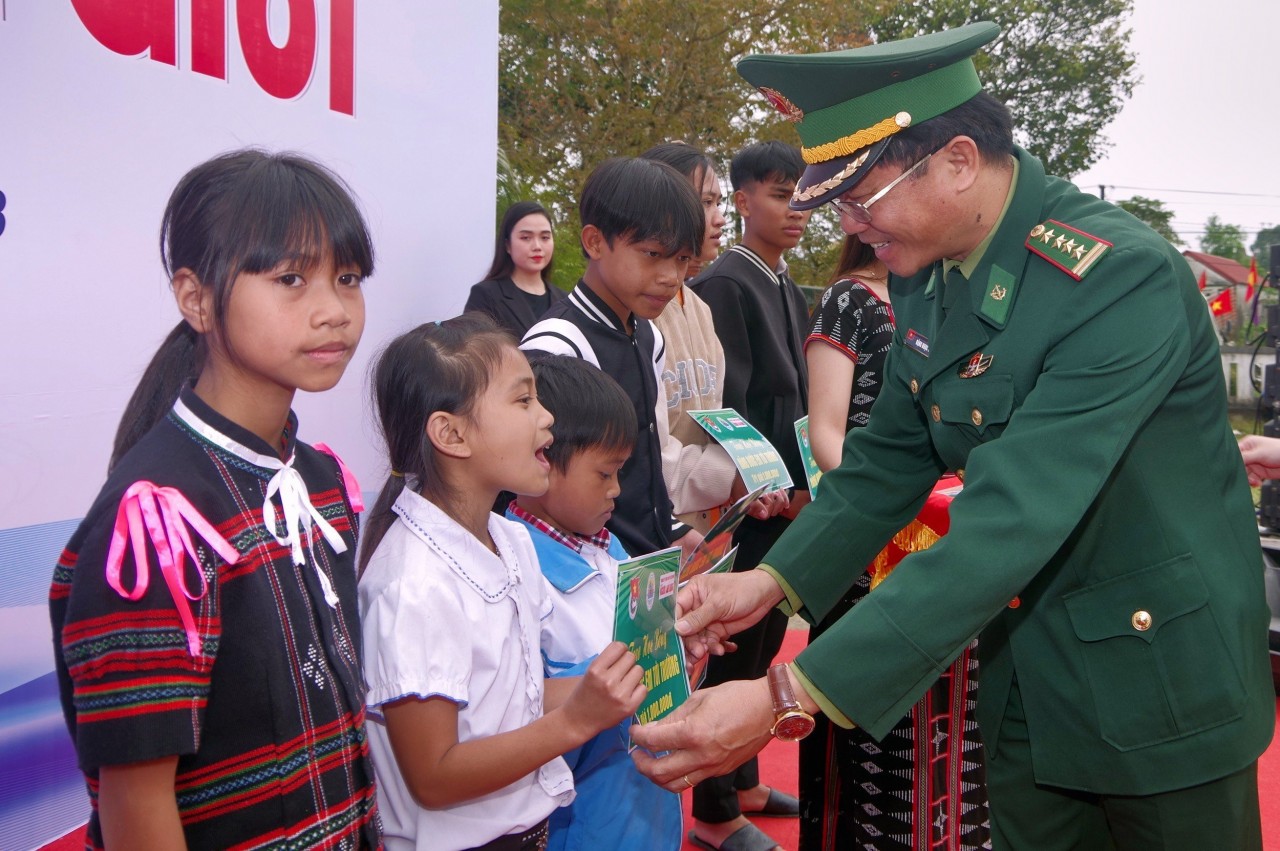  Đại tá Đặng Ngọc Hiệu, Phó Chính ủy BĐBP tỉnh Thừa Thiên Huế trao học bổng cho các em học sinh.