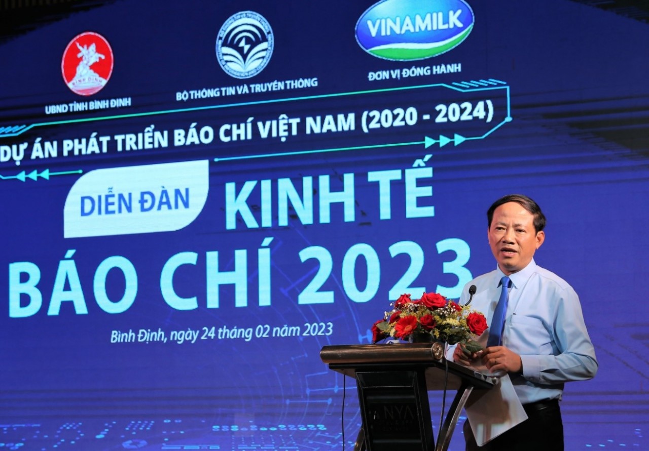 Ông Phạm Anh Tuấn, Chủ tịch UBND tỉnh Bình Định trình bày tham luận tại Diễn đàn.