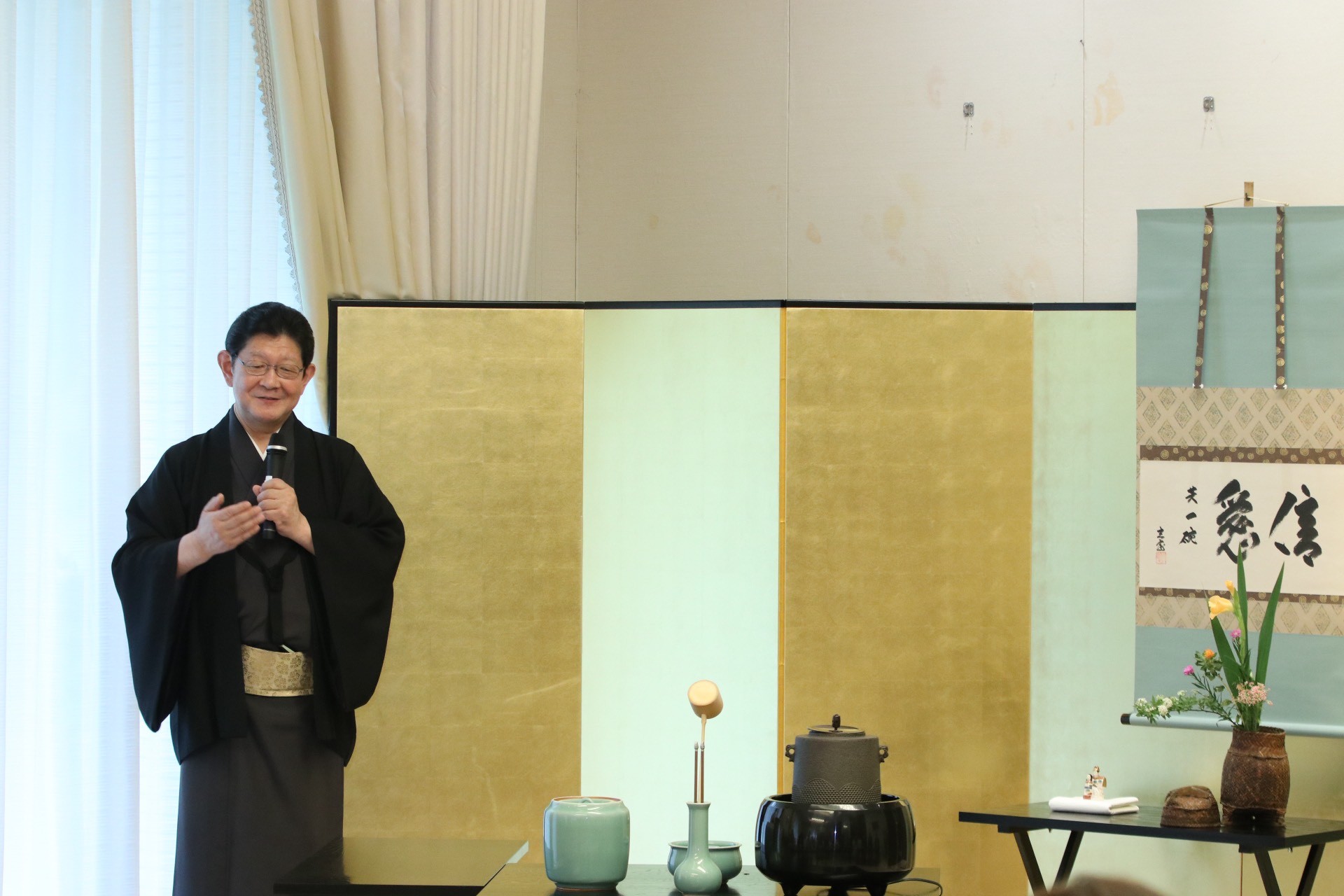 ông Machita Soryu, Phó trưởng môn phái trà đạo Urasenke giới thiệu về trà đạo, nét văn hóa truyền thống tiêu biểu của Nhật Bản (Ảnh: Thu Hà).