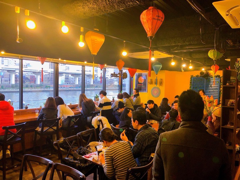 Thực khách đông đúc tại quán Bánh mì Xin Chào ở Nhật Bản (Ảnh: FBNV).