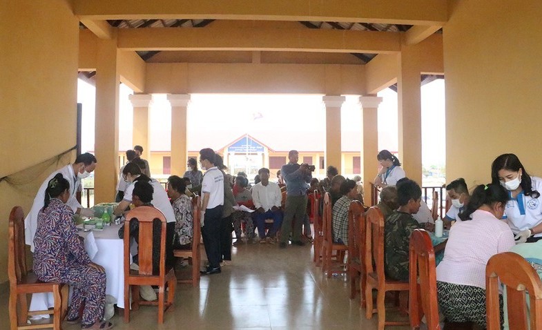 Bà con Khmer và gốc Việt tại Campuchia được khám bệnh, cấp thuốc miễn phí