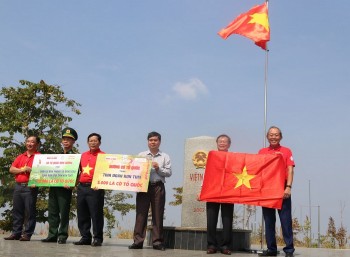 Kon Tum: Trao 5.000 lá cờ Tổ quốc và hơn 100 suất quà học cho sinh, sinh viên DTTS, học sinh nghèo Kon Tum: Trao 5.000 lá cờ Tổ quốc và hơn 100 suất quà học cho sinh, sinh viên DTTS, học sinh nghèo