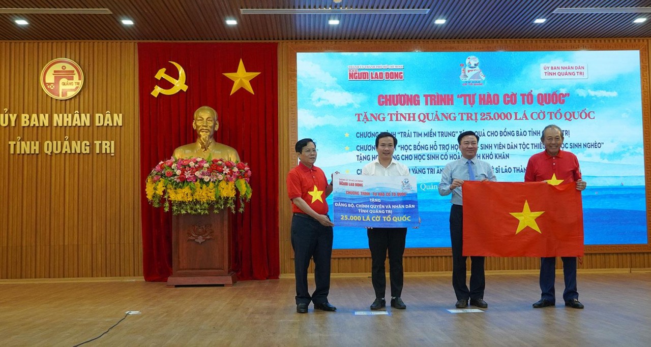 Trao 25 nghìn lá cờ Tổ Quốc và hàng trăm suất quà cho học sinh DTTS, hộ nghèo tại Quảng Trị