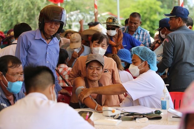 Hoạt động khám bệnh từ thiện được Đại sứ quán Việt Nam tại Vương quốc Campuchia phối hợp với Bệnh viện Chợ Rẫy-Phnom Penh tổ chức từ nhiều năm qua. Ảnh: Vũ Hùng/TTXVN