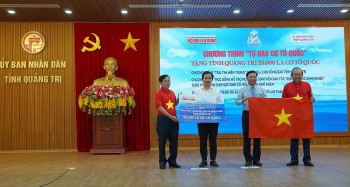 Trao 25 nghìn lá cờ Tổ Quốc và hàng trăm suất quà cho học sinh DTTS, hộ nghèo tại Quảng Trị