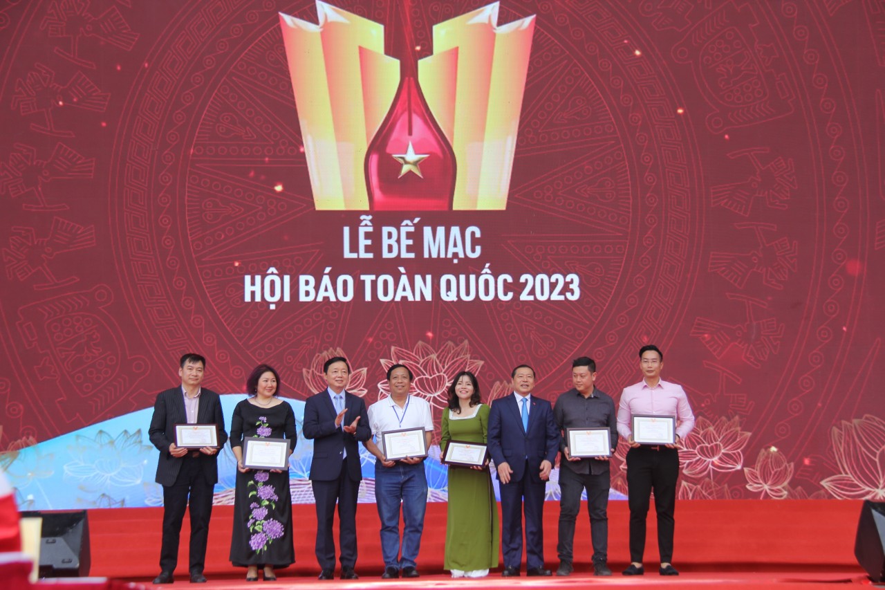 Phó Thủ tướng Trần Hồng Hà trao giải A cho các đơn vị đoạt giải