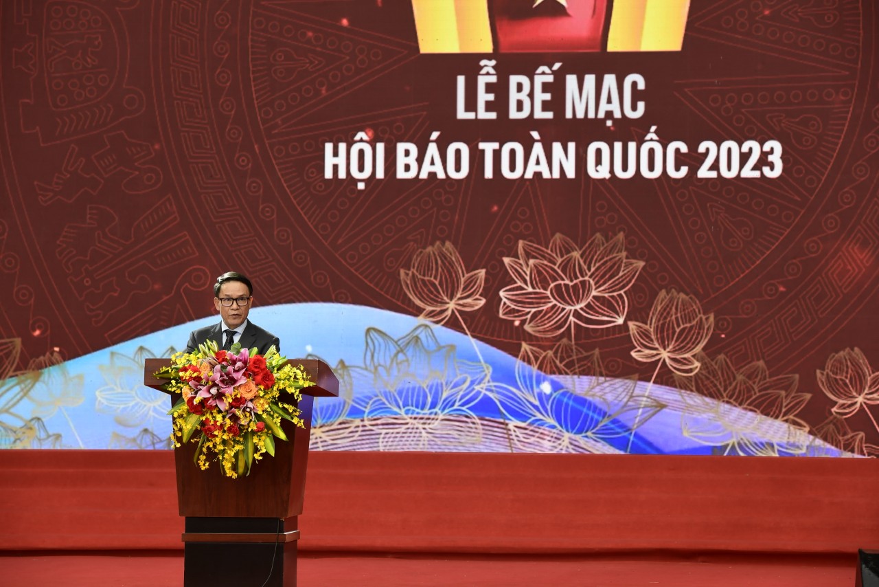 Phó Chủ tịch Hội nhà báo Việt Nam Nguyễn Đức Lợi phát biểu tại Lễ bế mạc.