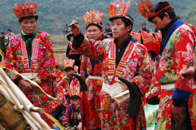 Thầy cúng đang thực hiện các nghi lễ cấp sắc (Ảnh: Bazan Travel). Thầy cúng đang thực hiện các nghi lễ cấp sắc (Ảnh: Bazan Travel).