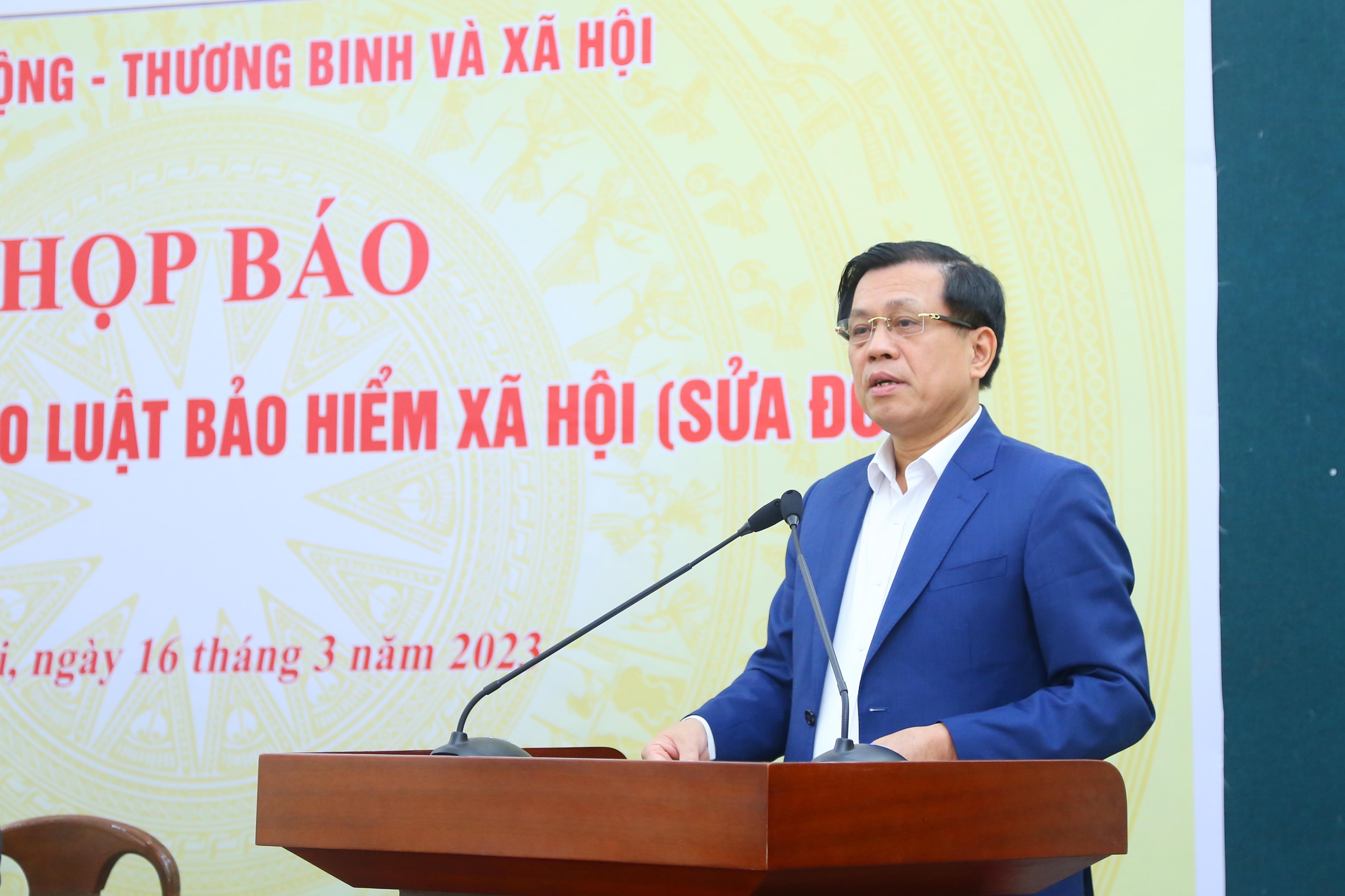 Thứ trưởng Bộ LĐ-TB&XH Nguyễn Bá Hoan phát biểu tại buổi họp báo thông tin dự thảo Luật BHXH (sửa đổi).