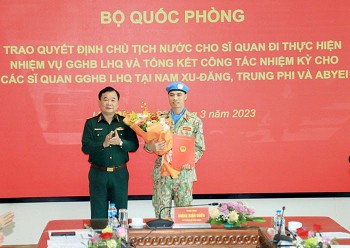 Trao quyết định cho sỹ quan làm nhiệm vụ gìn giữ hòa bình tại Liên hợp quốc Trao quyết định cho sỹ quan làm nhiệm vụ gìn giữ hòa bình tại Liên hợp quốc
