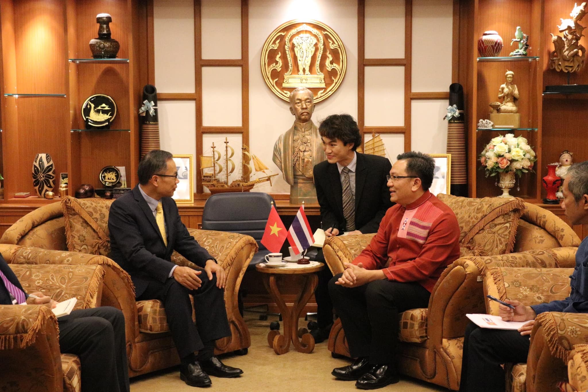 Đại sứ Phan Chí Thành trao đổi, làm việc với Ông Nirat Phongsittithaworn, Tỉnh trưởng tỉnh ChiangMai (Ảnh: ĐSQ Việt Nam tại Thái Lan).