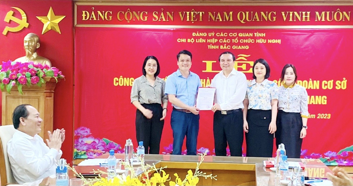 Đ/c Hoàng Xuân Tùng, Phó Bí thư Thường trực Đảng uỷ Các cơ quan tỉnh trao Quyết định thành lập chỉ bộ cơ sở Liên hiệp CTC hữu nghị tỉnh