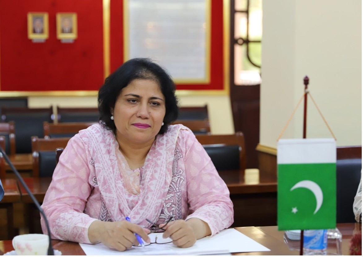 Đại sứ đặc mệnh toàn quyền nước Cộng hòa hồi giáo Pakistan tại Việt Nam Samina Mehtab.