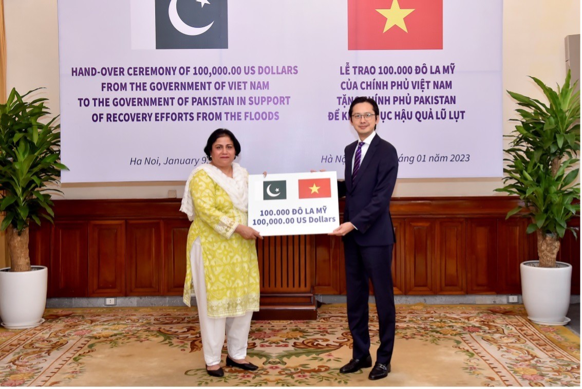 Thứ trưởng Bộ Ngoại giao Đỗ Hùng Việt  trao tượng trưng số tiền 100.000 USD, là quà của Chính phủ và nhân dân Việt Nam gửi tặng Pakistan để hỗ trợ khắc phục hậu quả của trận lũ lụt lịch sử trong năm 2022.