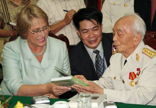 Tổng thống Bachelet hội kiến với Đại tướng Võ Nguyên Giáp năm 2006 (ảnh: Tư liệu)