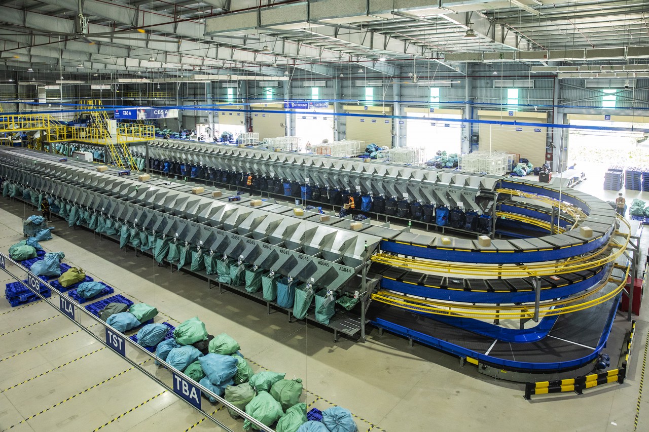 Logistics Park Sóng Thần được trang bị hệ thống băng chuyền hiện đại 2 tầng với công suất xử lý tới 45.000 bưu kiện mỗi giờ.