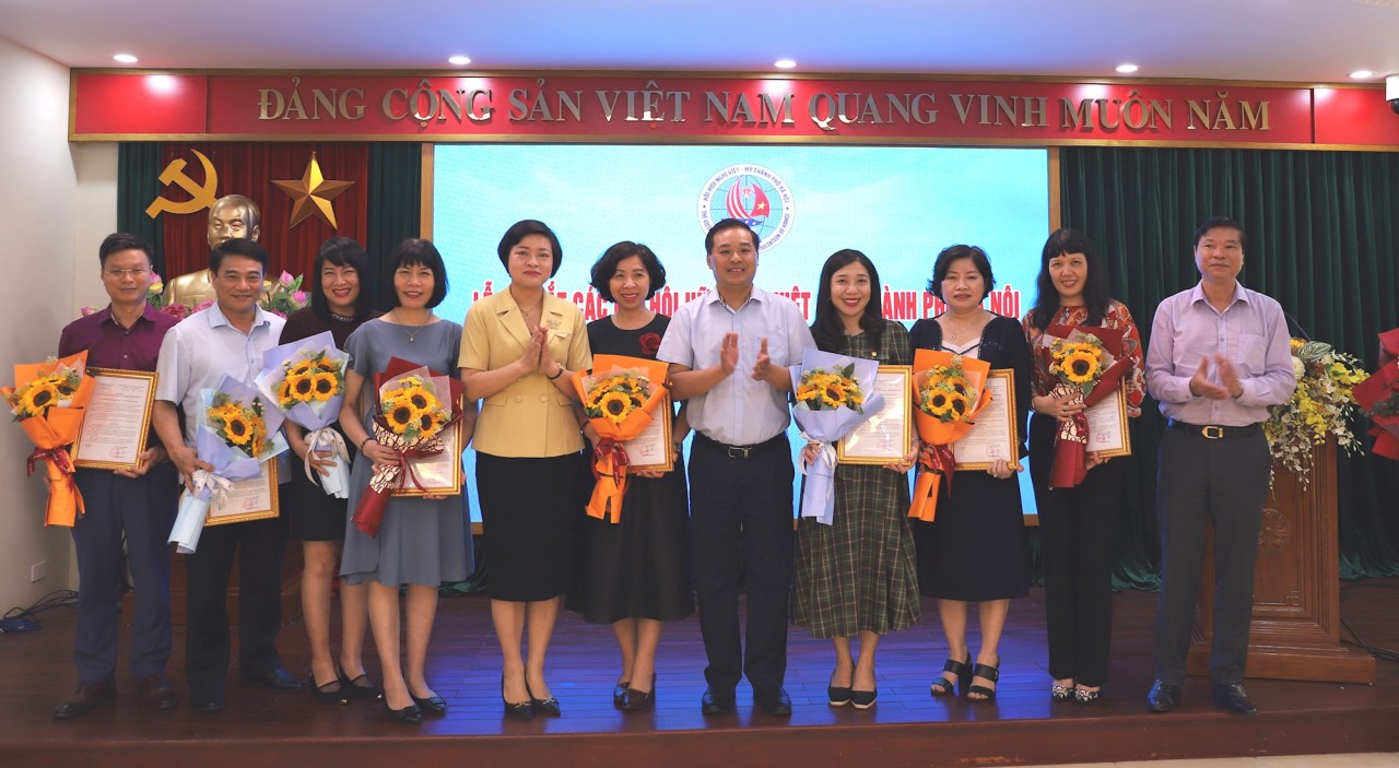 Chủ tịch Hội hữu nghị Việt – Mỹ thành phố Hà Nội Đinh Hồng Phong trao quyết định thành lập 11 chi hội mới.