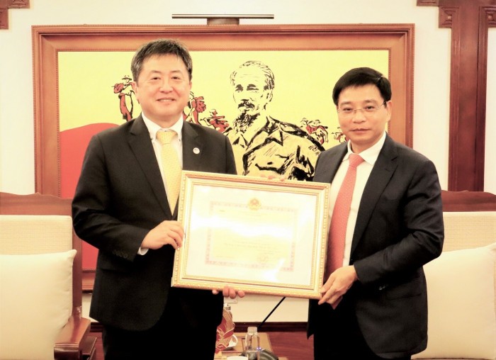 Trao kỷ niệm chương cho ông Akira Shimizu - Trưởng đại diện JICA tại Việt Nam