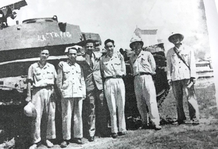 Ông Ben Aomar (thứ ba từ trái) cùng các sĩ quan Việt Minh tại lễ kỷ niệm chiến thắng Điện Biên Phủ - Ảnh tư liệu của GS Abdallah Saaf.