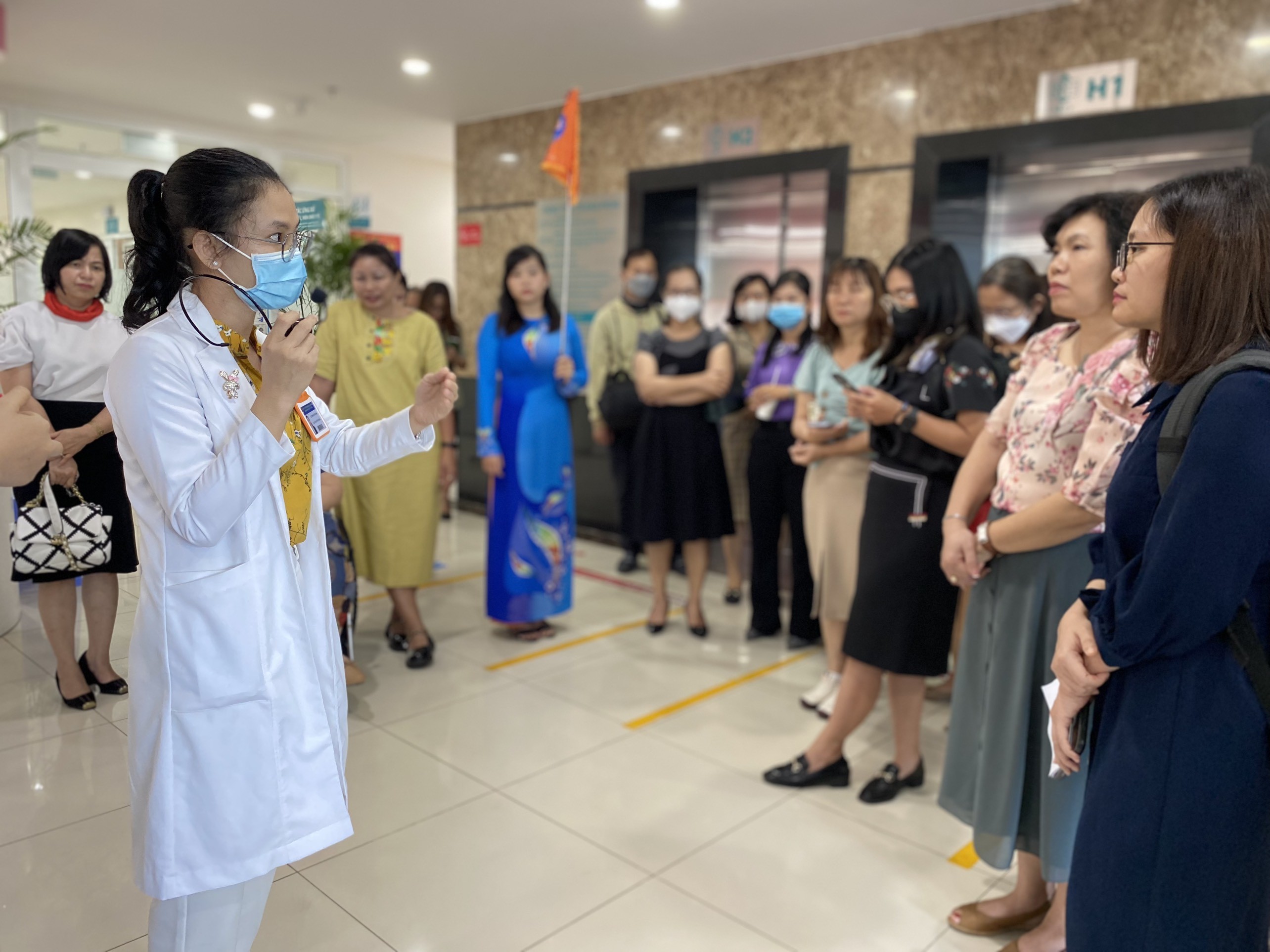 Bác sĩ bệnh viện Hùng Vương giới thiệu về quy trình hỗ trợ nạn nhân bị bạo lực cho đại biểu 