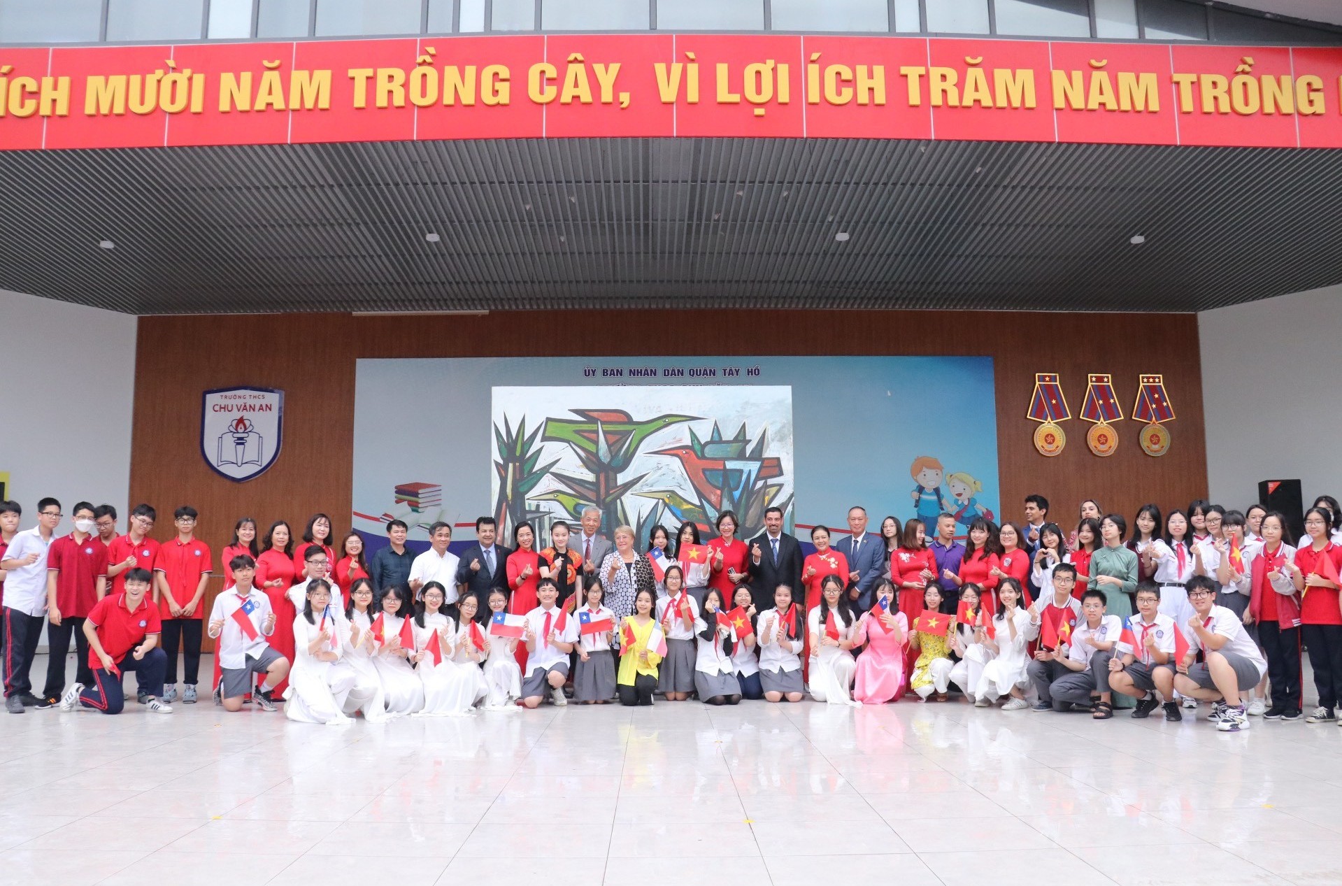 Họa sĩ Chile ngỏ lời nhờ học sinh Việt Nam đặt tên cho tranh