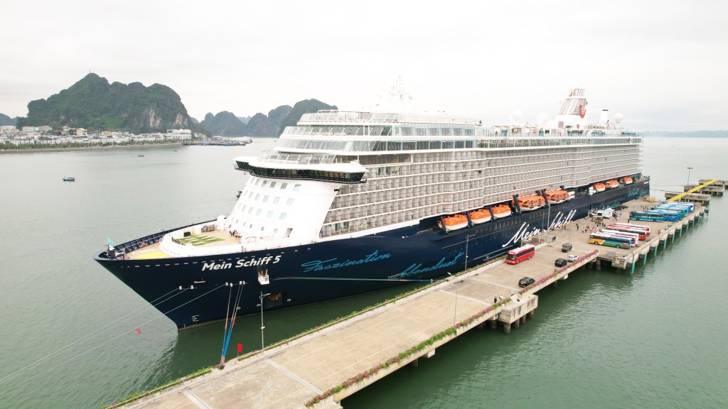 Tàu Mein Schiff 5 có chiều dài 295m, rộng 35m, đưa 2.191 khách châu Âu tới Hạ Long, Quảng Ninh (Ảnh: Báo Quảng Ninh).