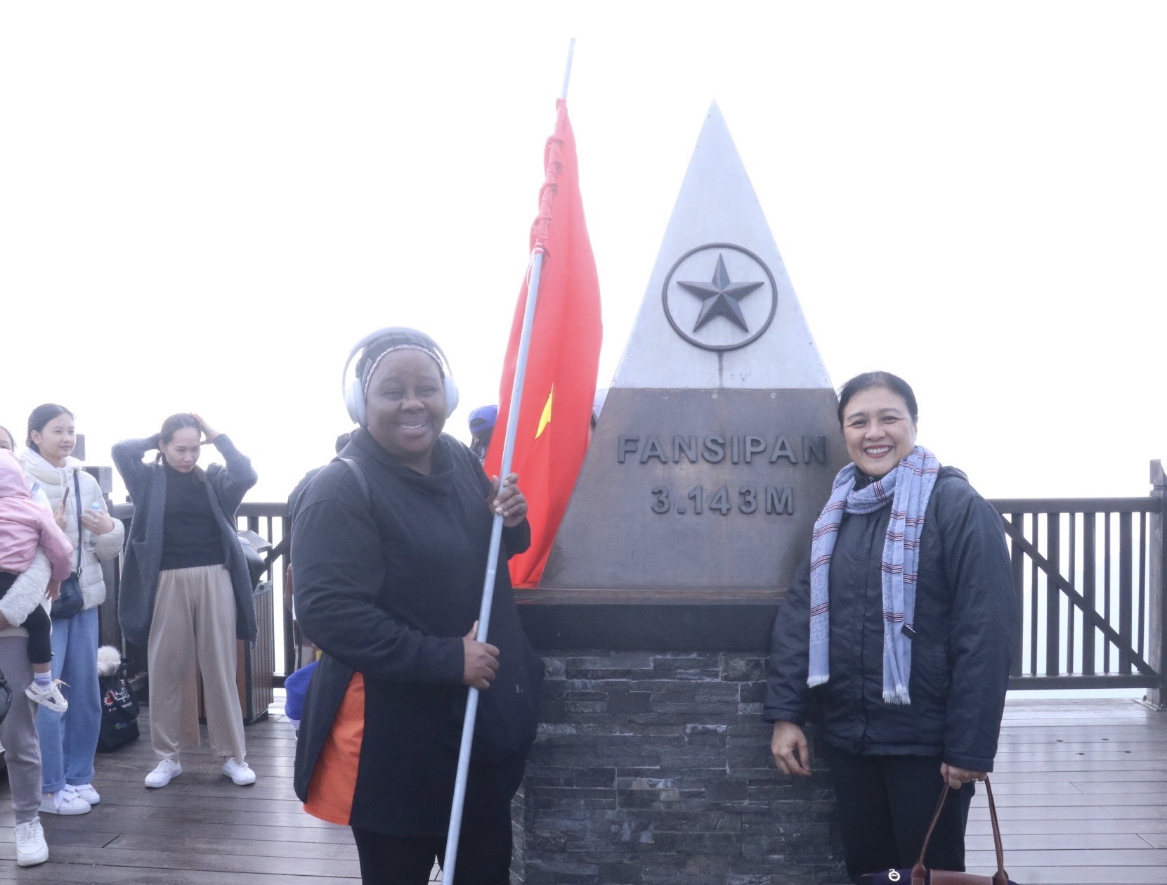 Bà Vuyiswa Tulelo, Đại sứ Cộng hòa Nam Phi (bên trái) chụp ảnh cùng Chủ tịch VUFO Nguyễn Phương Nga bên cột mốc Fansipan (Ảnh: Thu Hà).