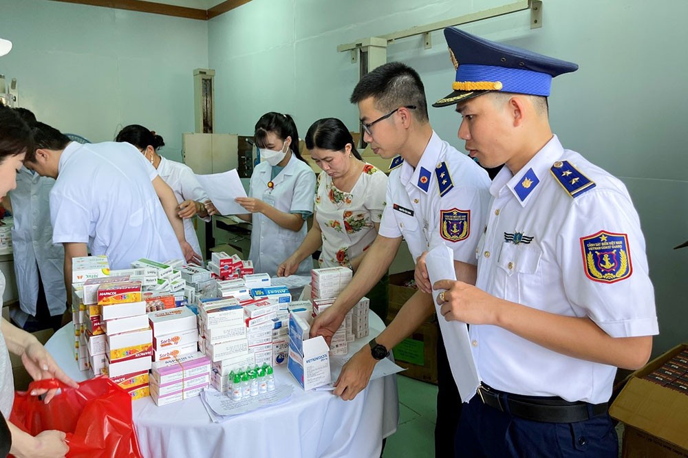 Hải đoàn 21 tham gia cấp phát thuốc cho học sinh và nhân dân tại huyện Lý Sơn.