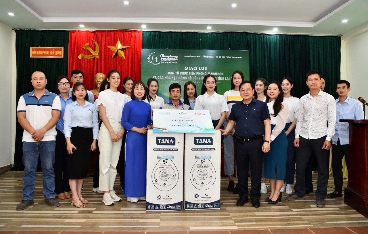 BTC chương trình trao tặng Bộ đội biên phòng Lai châu máy lọc nước trị giá 200 triệu đồng.