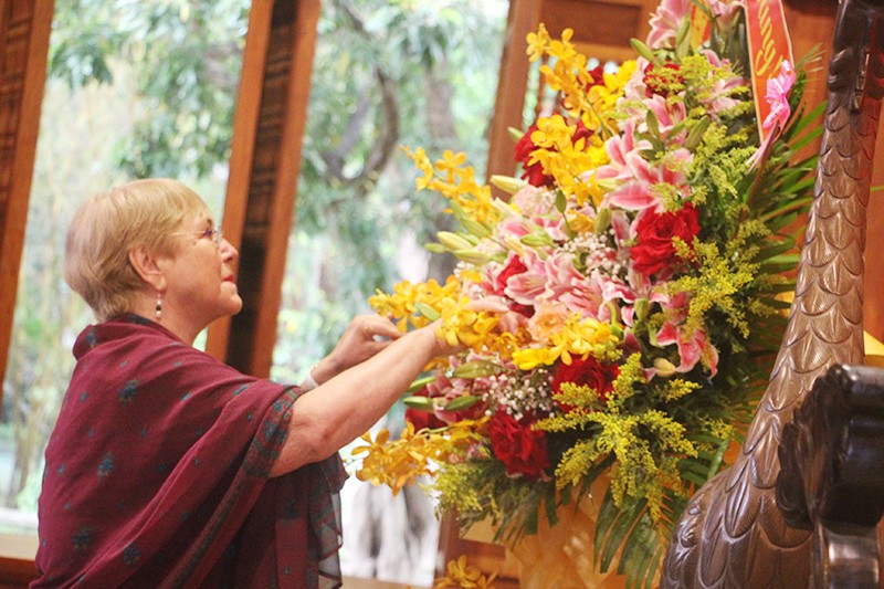 Bà Michelle Bachelet Jeria - Cựu Tổng thống Chile dâng hoa, dâng hương tưởng niệm Chủ tịch Hồ Chí Minh. (Ảnh: 