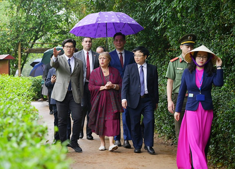 Đoàn đại biểu cũng đã tới thăm nhà Cụ Phó Bảng Nguyễn Sinh Sắc – thân sinh Chủ tịch Hồ Chí Minh.