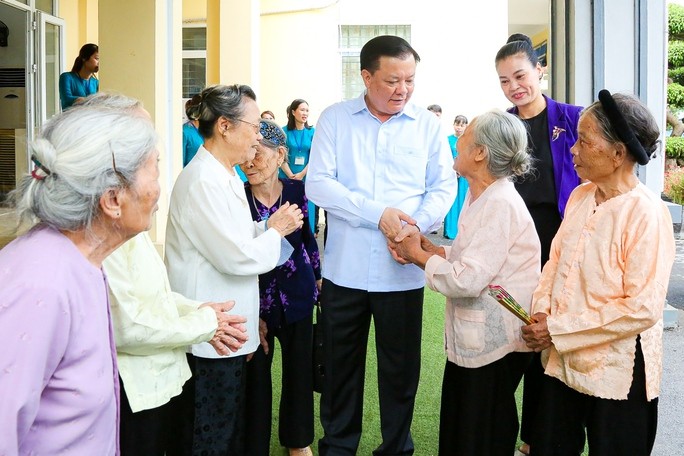 Bí thư Hà Nội thăm hỏi tình hình ăn ở, nuôi dưỡng đối với người có công tại Trung tâm nuôi dưỡng và điều dưỡng người có công số 2 Hà Nội (Ảnh: Người lao động).