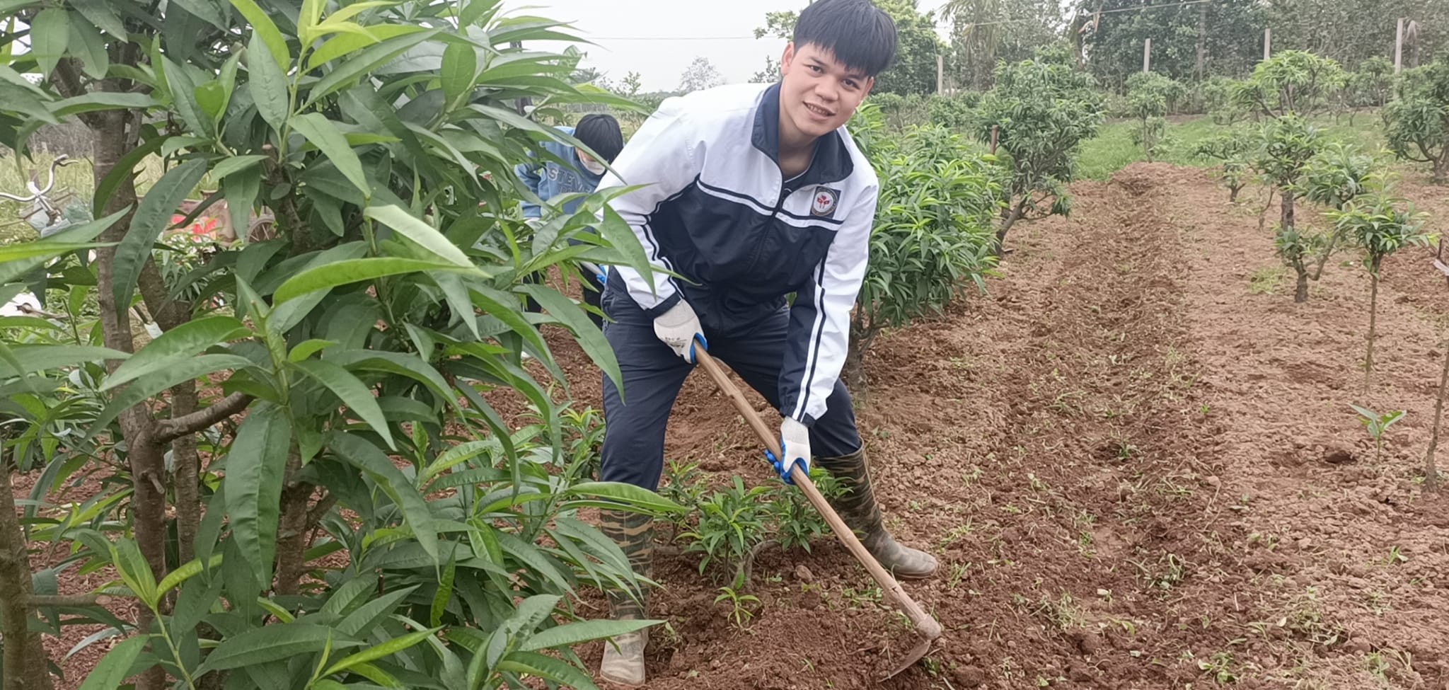 Lưu học sinh Lào học làm nông, hướng dẫn bố mẹ Việt múa lăm vông