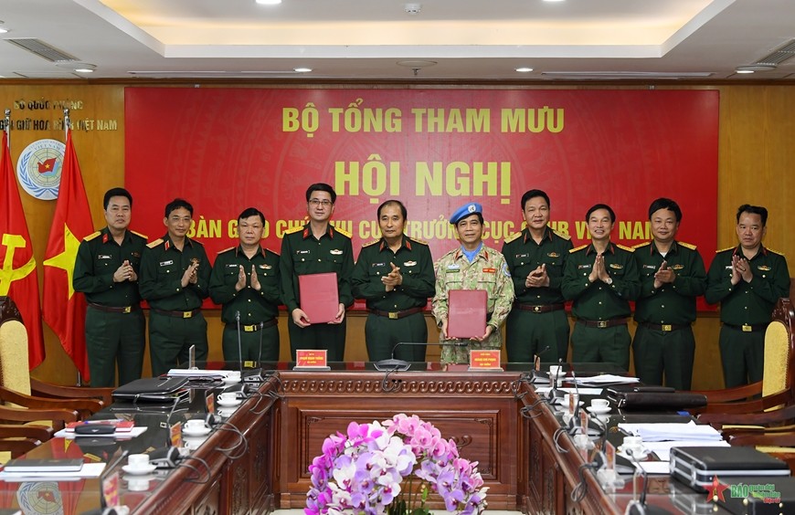 Thượng tướng Phùng Sĩ Tấn và thủ trưởng các cơ quan, đơn vị chứng kiến ký Biên bản bàn giao chức vụ Cục trưởng Cục Gìn giữ hòa bình Việt Nam (Ảnh: QĐND).