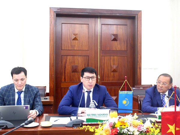 Ông Yerbol Taszhurekok - Thứ trưởng Nông nghiệp Kazakhstan (giữa) phát biểu tại buổi làm việc (Ảnh: Bộ NN&PTNT).