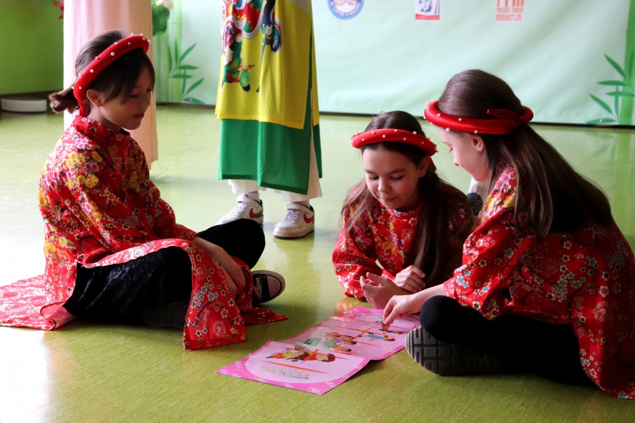 Trẻ em Ba Lan thích thú với Ngày hội trò chơi dân gian Việt Nam