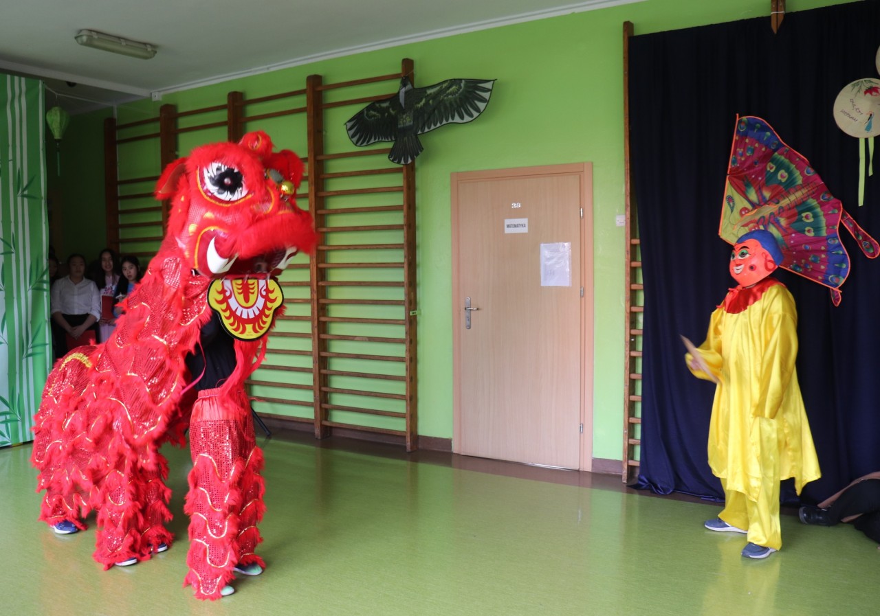 Trẻ em Ba Lan thích thú với Ngày hội trò chơi dân gian Việt Nam