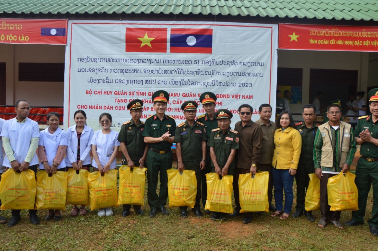 Quảng Nam thăm, khám và tặng 250 suất quà cho nhân dân Cụm bản giáp biên nhân dịp Tết Bun Pi May